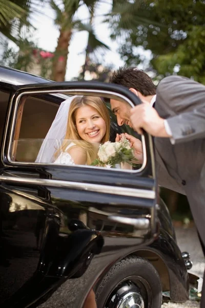 Bridal Couple Retro Car — Stock Photo, Image