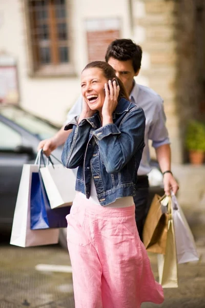 Mann Und Frau Beim Einkaufen — Stockfoto