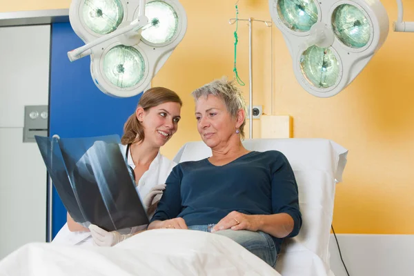 Krankenschwester Und Patient Beim Röntgen — Stockfoto