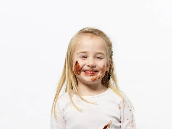 Chica Jugando Con Salsa Chocolate — Foto de Stock