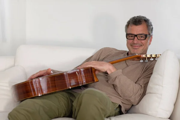 Uomo Seduto Con Chitarra — Foto Stock