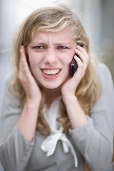 電話で怒っている女性 — ストック写真
