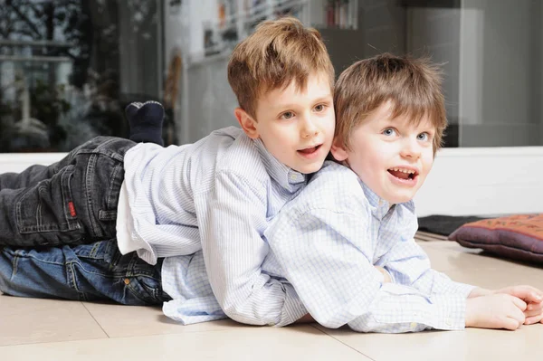 Niños Abrazándose Piso Sala Estar — Foto de Stock