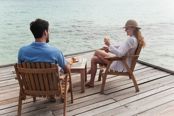 Paar Isst Gemeinsam Deck — Stockfoto