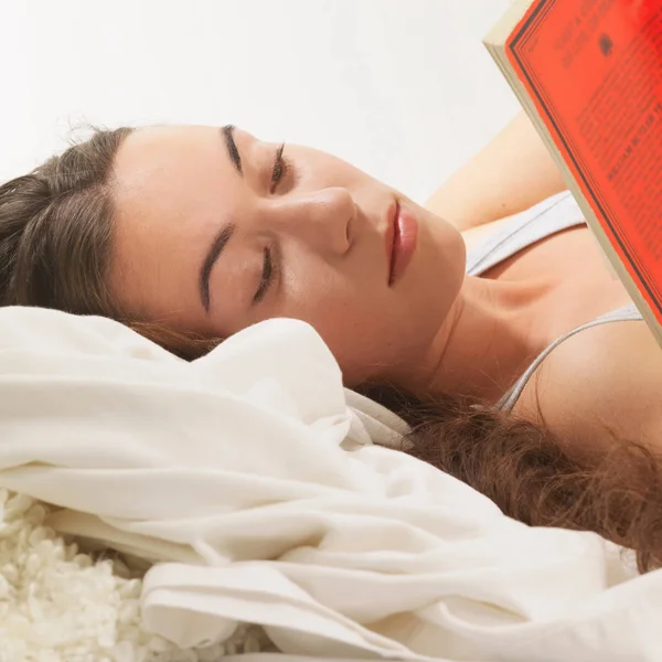 Jovem Bonita Atraente Mulher Caucasiana Mentindo Lendo Livro — Fotografia de Stock