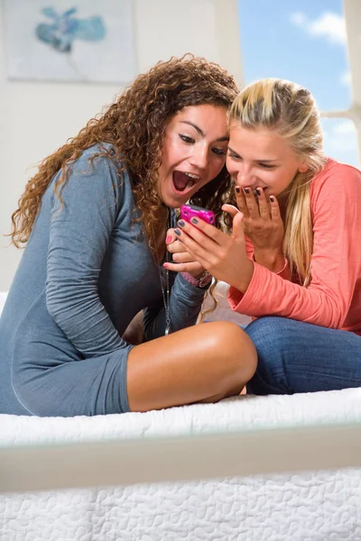 Koleżanki Śmieją Się Tekst Telefon Komórkowy — Zdjęcie stockowe