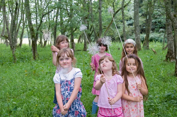 Mädchen Spielen Mit Zauberstäben Wald — Stockfoto