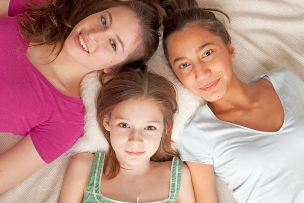 Πορτρέτο Του Τρία Κορίτσια Ξαπλωμένο Στο Πάτωμα — Φωτογραφία Αρχείου