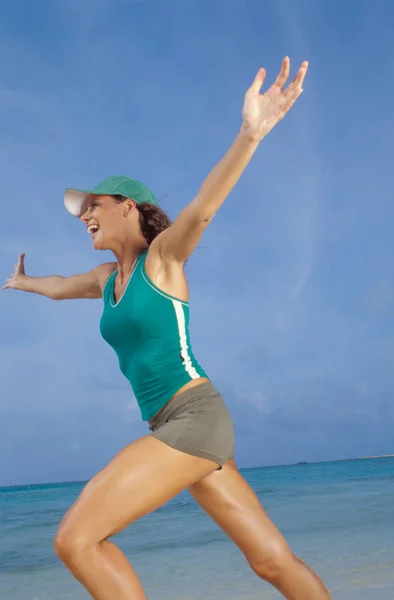 Medio Adulto Hermosa Mujer Caucásica Corriendo Playa —  Fotos de Stock