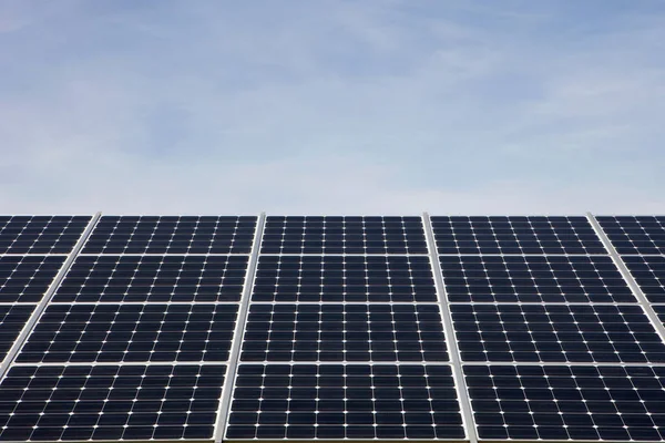 Paneles Solares Contra Cielo Despejado — Foto de Stock