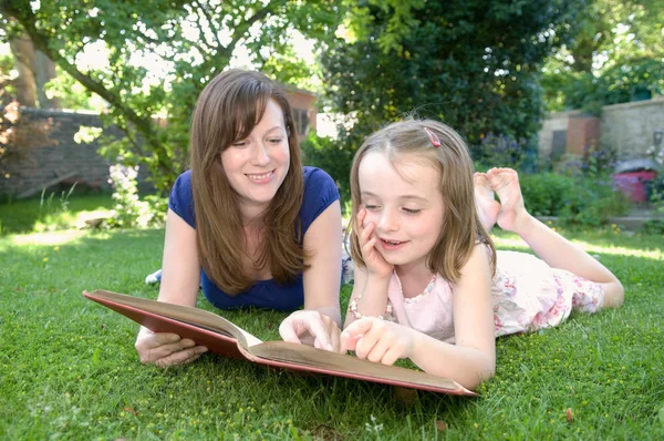 Женщина Ребенок Вместе Читают Книги — стоковое фото