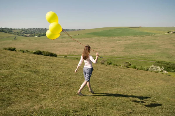 Frau Mit Luftballons Geht Den Berg Hinunter — Stockfoto