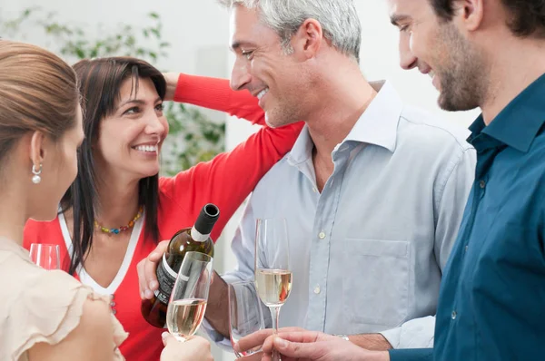 Feliz Sorrindo Amigos Beber Vinho — Fotografia de Stock