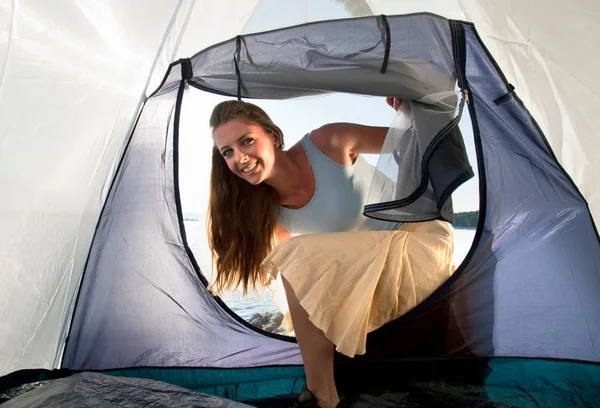 Bonita Caucasiano Jovem Mulher Entrando Tenda Por Mar — Fotografia de Stock