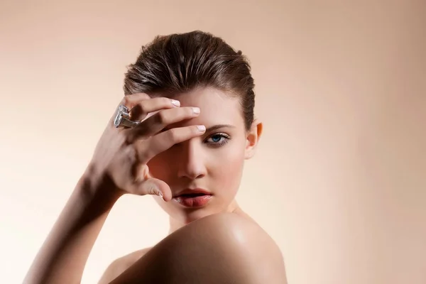 Nudo Bella Caucasica Giovane Donna Con Mano Sul Viso Contro — Foto Stock