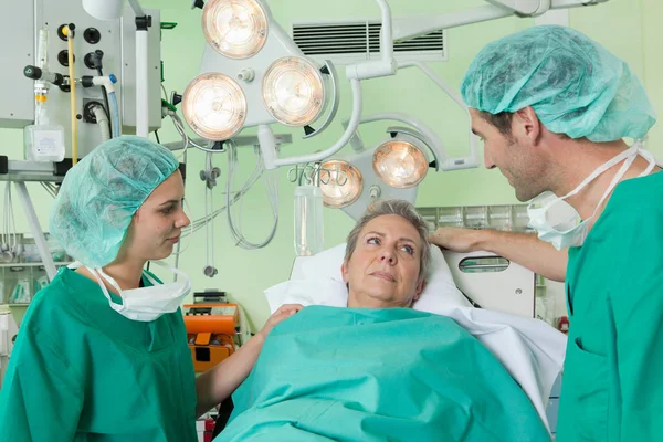 Лікар Медсестра Розмовляють Пацієнтом — стокове фото