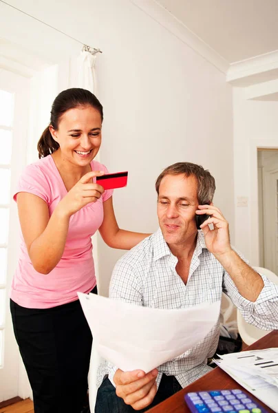 Paar Bezahlt Rechnung Mit Kreditkarte — Stockfoto