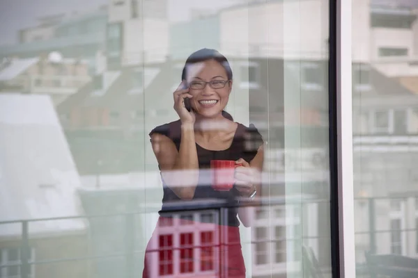 Affärskvinna Pratar Mobiltelefon — Stockfoto
