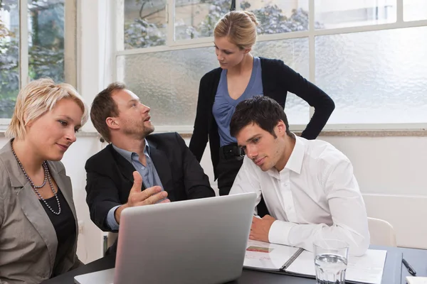 Zakelijke Bijeenkomst Met Webdesigner — Stockfoto