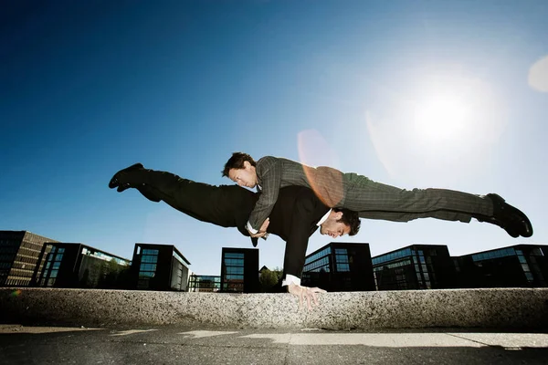 Hombres Trabajo Equipo Acrobacia Pose — Foto de Stock