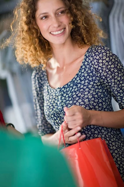 Femme Tournée Shopping Souriant — Photo