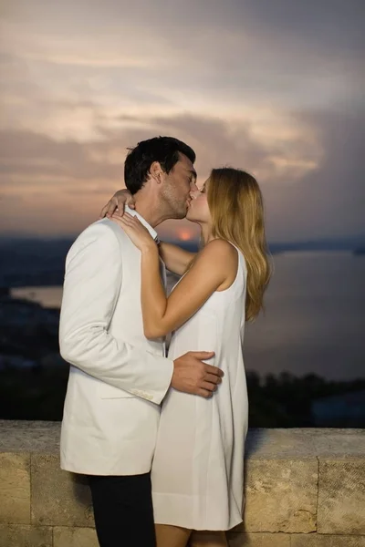 Поцелуй Невесты Рядом Морем — стоковое фото
