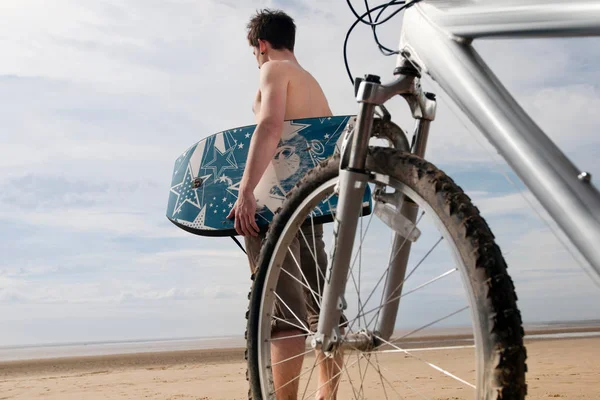Rückansicht Eines Jungen Kaukasischen Mannes Strand Mit Fahrrad Und Boogie — Stockfoto