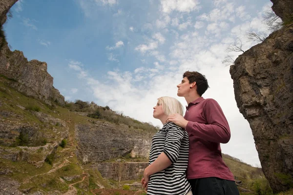年轻漂亮的白种夫妇在山谷中寻找 — 图库照片