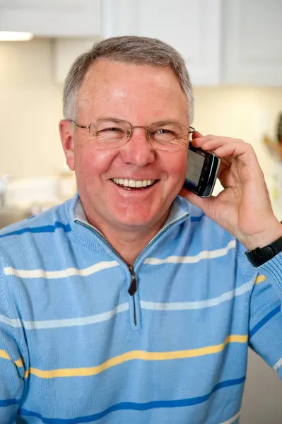 Dojrzały Człowiek Rozmowy Telefon Komórkowy — Zdjęcie stockowe