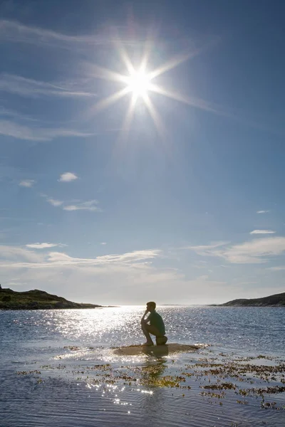 Uomo Seduto Sulla Roccia Mare — Foto Stock