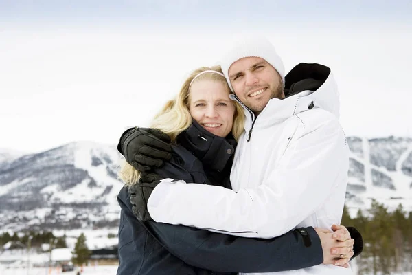 Portrait Couple Montagne Hivernale — Photo