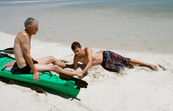 Padre Hijo Relajándose Playa — Foto de Stock