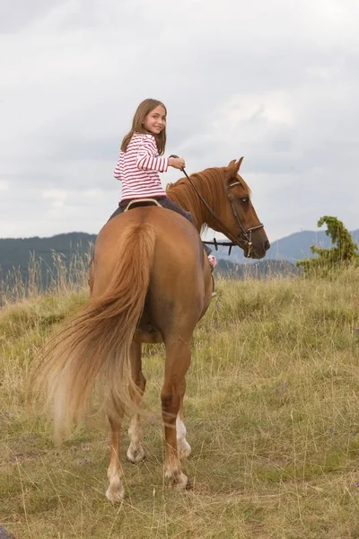 家の乗馬中幸せな女 — ストック写真