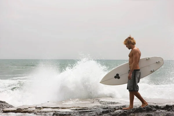 Ragazzo Che Cammina Sulla Scogliera Con Oceano Tavola Surf Dietro — Foto Stock
