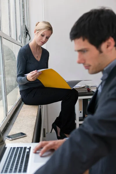 Herziening Van Een Businessplan Samen — Stockfoto