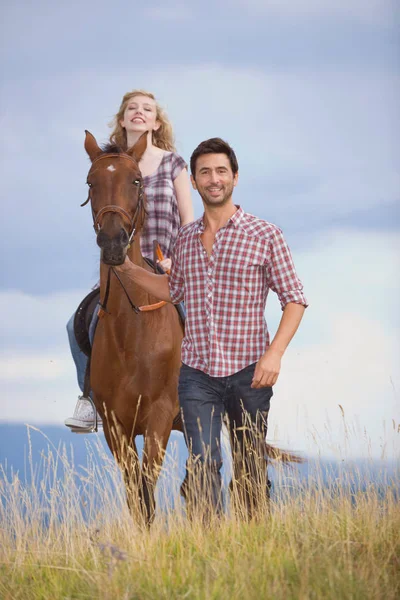 Amante Casal Durante Casa Equitação — Fotografia de Stock