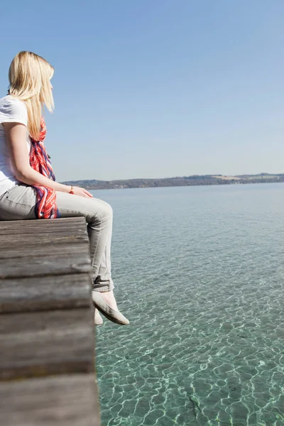 Vrouw Zittend Een Landingsbaan — Stockfoto