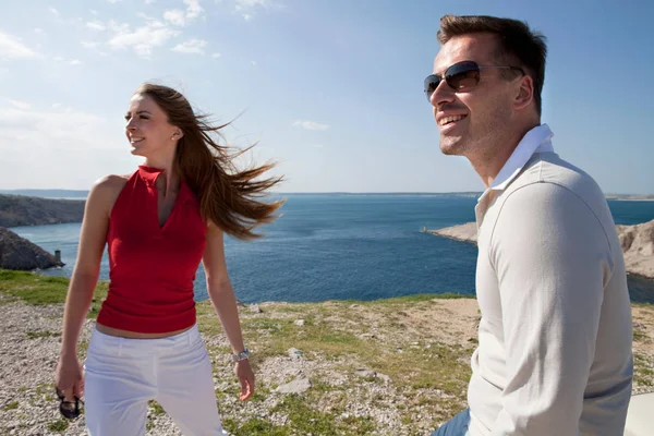 Junge Attraktive Kaukasische Paar Mit Blick Auf Das Meer — Stockfoto