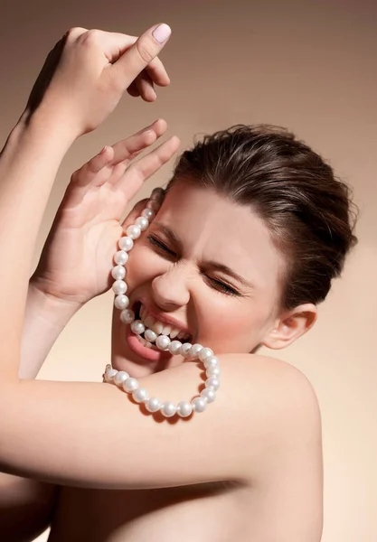 Nudo Bella Caucasica Giovane Donna Mordere Stringa Perle Contro Sfondo — Foto Stock