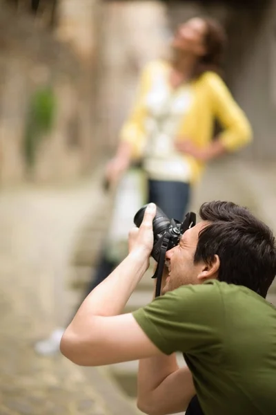 Jeune Couple Caucasien Attrayant Touristes Prenant Des Photos Voyage Ville — Photo