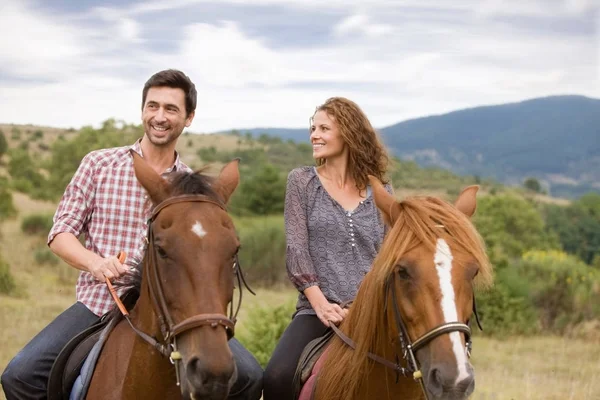 Pareja Caballo Las Montañas — Foto de Stock