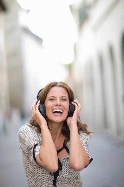 Kobieta Słuchu Muzyka Słuchawki — Zdjęcie stockowe