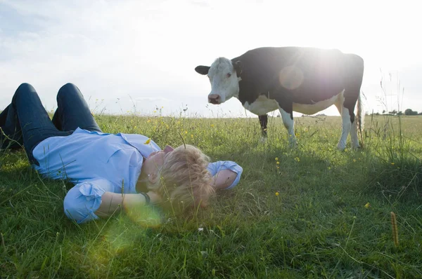 Mulher Relaxante Campo Com Vaca — Fotografia de Stock