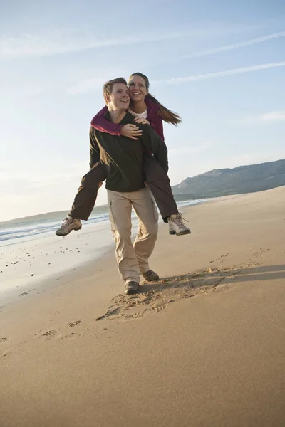 Junges Kaukasisches Paar Mann Gibt Frau Huckepackfahrt Strand — Stockfoto