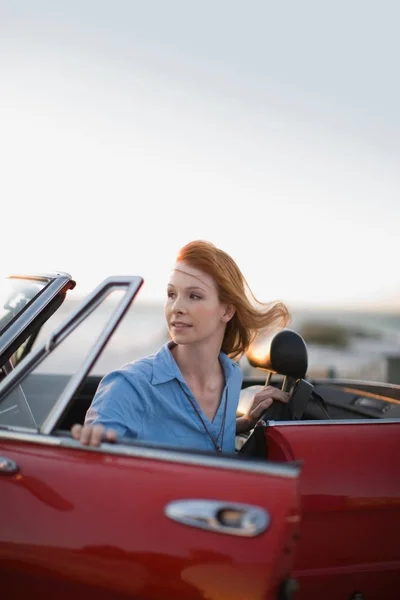 Chica Pelirroja Sentada Coche Rojo — Foto de Stock