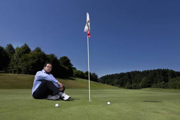 Jovem Afro Americano Sentado Lado Bandeira Golfe — Fotografia de Stock