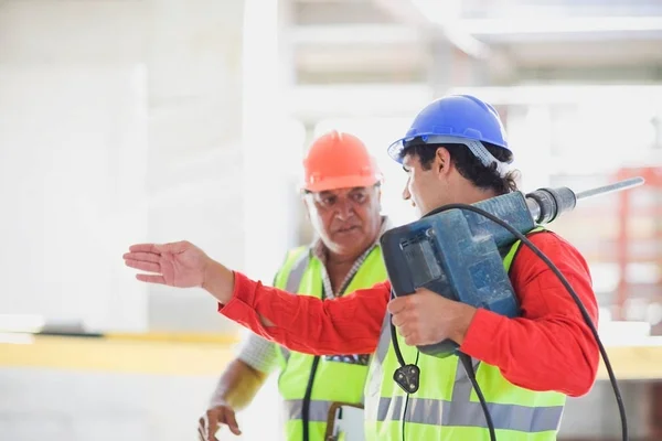 Arbeiter Mit Langweiliger Maschine — Stockfoto