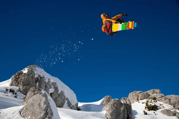 スノーボーダー危険な無賃乗車ジャンプ — ストック写真