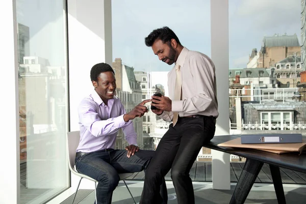 Två Män Diskuterar Mobiltelefon — Stockfoto