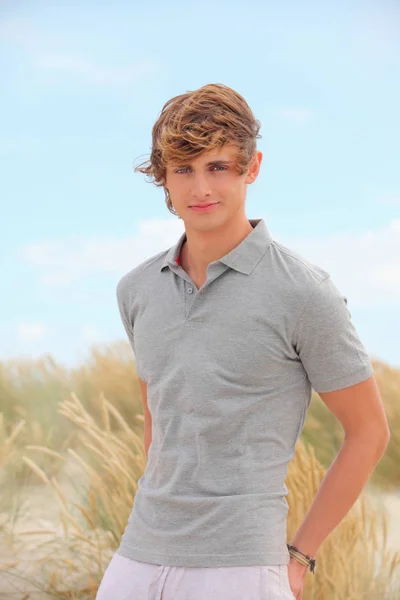 Mladý Muž Větrném Pláži — Stock fotografie